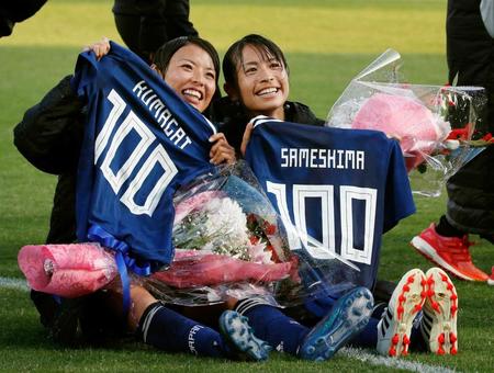 　日本代表１００試合出場を達成し祝福される熊谷（左）と鮫島