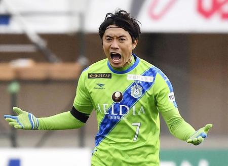 　前半、先制ゴールを決め、雄たけびを上げる湘南・梅崎