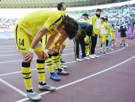 　試合を終えサポーターにあいさつする伊東（左端）ら柏イレブン（共同）