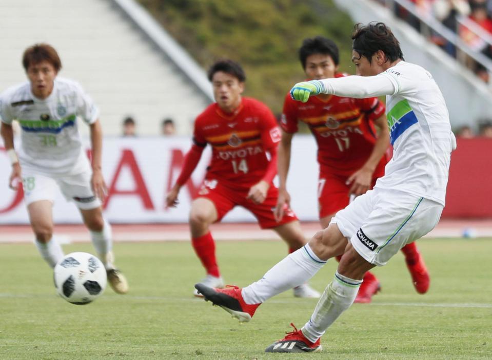 　前半、ＰＫで２点目のゴールを決める湘南・梅崎