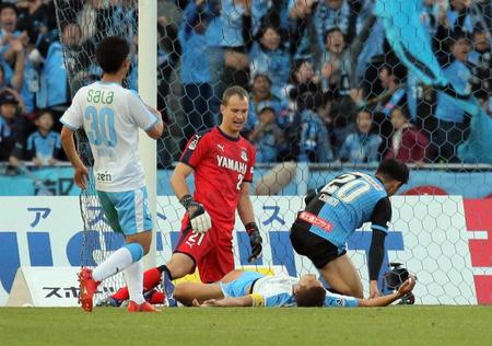 　試合終了間際、オウンゴールで逆転を許し倒れ込む磐田・大井（中央下）。ＧＫはカミンスキー