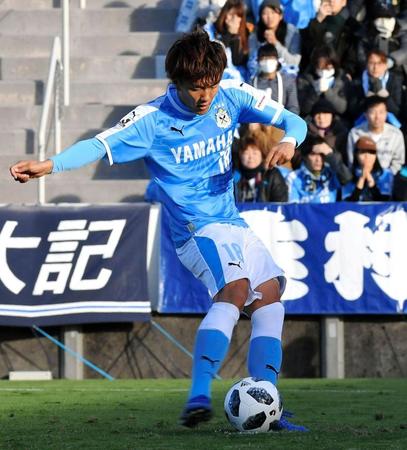 前半、ＰＫで先制ゴールを決める磐田・小川＝ヤマハスタジアム