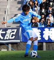 前半、ＰＫで先制ゴールを決める磐田・小川＝ヤマハスタジアム（撮影・出月俊成）