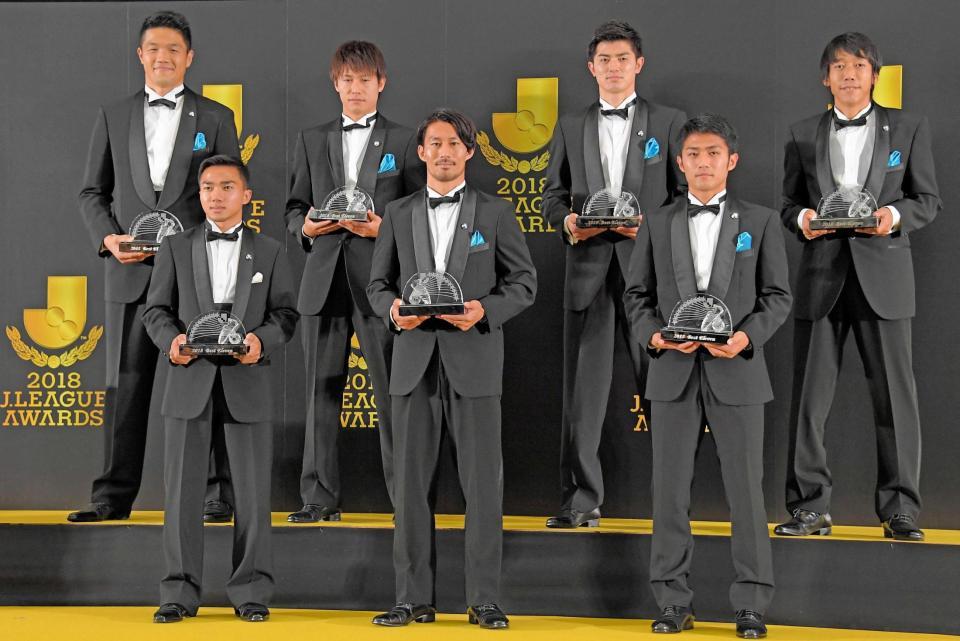 　ベストイレブンを獲得した（前列左から）札幌のチャナティップ、川崎・家長、大島（後列左から）川崎の鄭成龍、車屋、谷口、中村