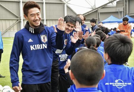香川選手、福島をサプライズ訪問 子供サッカー教室でエール