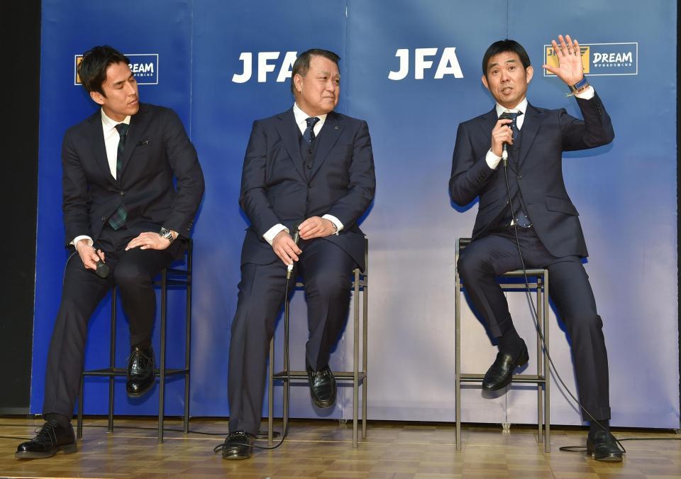 　（左から）長谷部、田嶋会長とトークする森保監督＝ＪＦＡハウス（撮影・金田祐二）