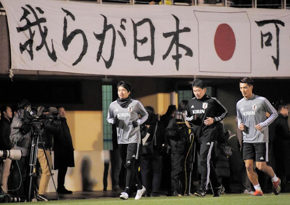 　日本代表合宿に合流した柴崎岳と槙野智章（右）＝千葉県内