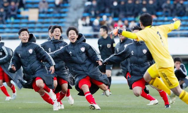 那覇西が沖縄県勢５大会ぶり開幕星　ＰＫ１１人目防ぎＧＫシュート決める　