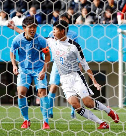 前半、先制ゴールを決めガッツポーズする大津・大崎（右）＝ニッパツ球技場