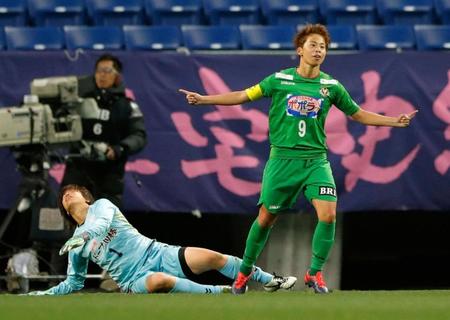 　延長前半、ゴールを決め喜ぶ日テレ・田中美。右はＩＮＡＣ神戸ＧＫ・武仲＝パナスタ