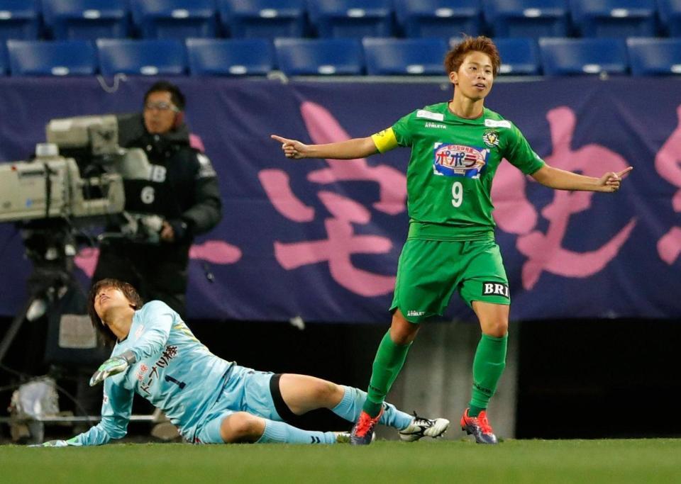 　延長前半、ゴールを決め喜ぶ日テレ・田中美。右はＩＮＡＣ神戸ＧＫ・武仲＝パナスタ