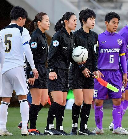 高校サッカー 主審 副審に女性 サッカー デイリースポーツ Online