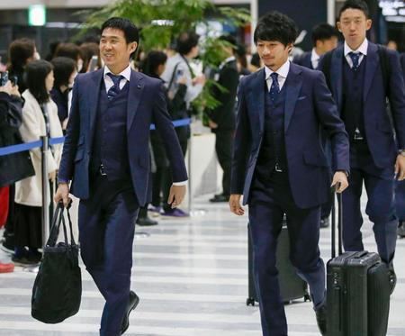 アジア・カップに向け、ＵＡＥに出発する森保監督（左）と柴崎