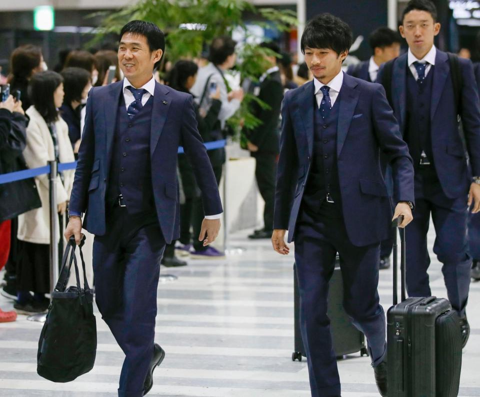 アジア・カップに向け、ＵＡＥに出発する森保監督（左）と柴崎