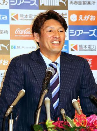 　引退の記者会見に臨む元日本代表ＦＷ巻誠一郎＝１６日、熊本市