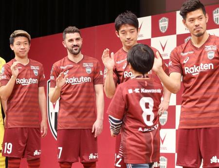 サポーターとタッチを交わす神戸の新加入選手の（左から）初瀬、ビジャ、西、山口