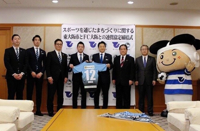 　協定を締結した東大阪市・野田義和市長（中央右）とＦＣ大阪・吉澤正登会長（同左）