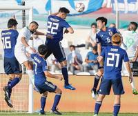 日本－サウジアラビア　後半、ヘディングでクリアする吉田（22）＝シャルジャ（共同）