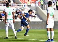 日本－サウジアラビア　前半、先制ゴールを決め駆けだす冨安＝シャルジャ（共同）