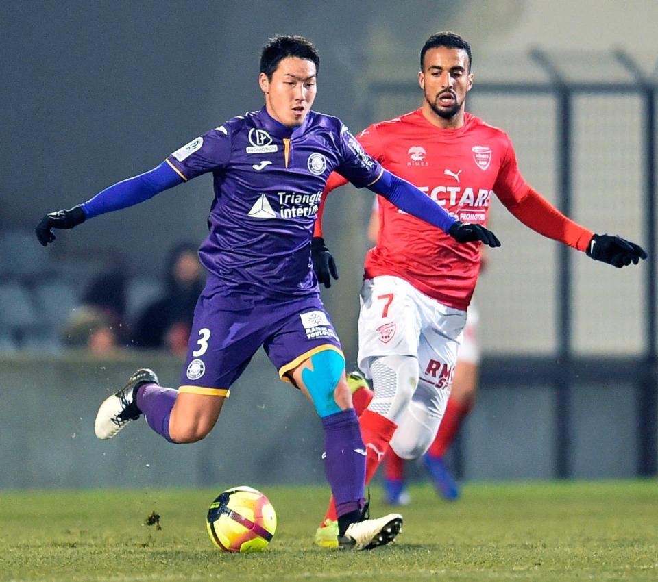 　ニーム戦で移籍後初出場を果たしたトゥールーズの昌子（左）＝共同