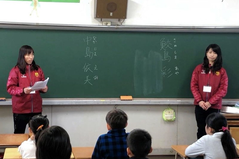 住吉小学校を訪問し、授業を行った鮫島彩（右）と中島依美
