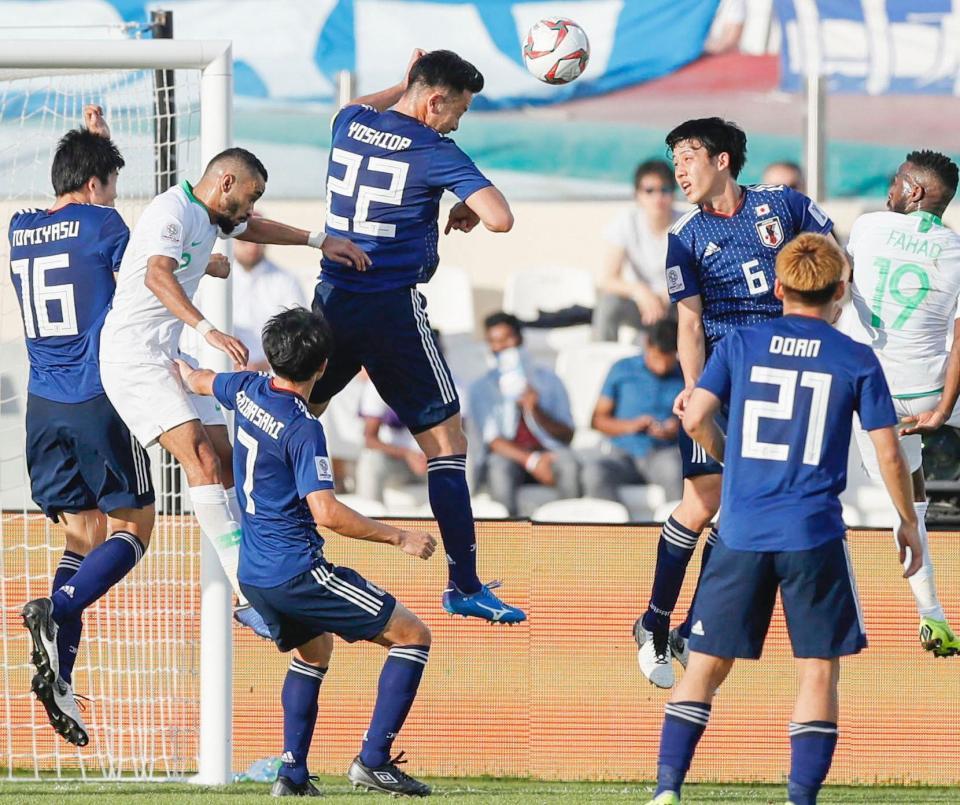 日本－サウジアラビア　後半、ヘディングでクリアする吉田（22）＝シャルジャ（共同）