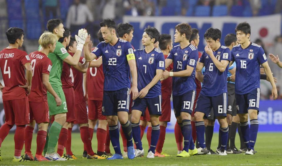 　試合後、ベトナム選手と健闘をたたえ合う吉田（２２）らイレブン（共同）