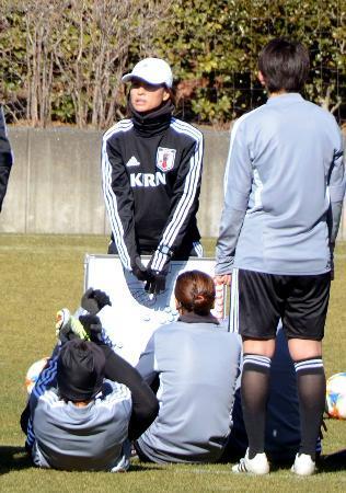 　ホワイトボードを使って選手に指示を出すサッカー女子日本代表の高倉監督（奥）＝静岡県内