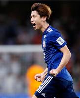 後半、ＰＫで２点目を決め、雄たけびを上げる大迫＝アルアイン（共同）