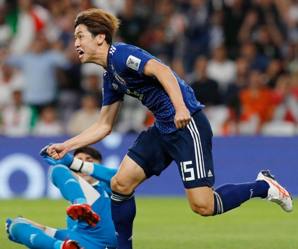 後半、先制ゴールを決め喜ぶ大迫＝アルアイン（共同）