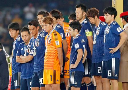 　銀メダルを胸に厳しい表情の日本代表イレブン。前列右から、柴崎、東口、槙野、長友、北川。後列右から遠藤、三浦、吉田（共同）