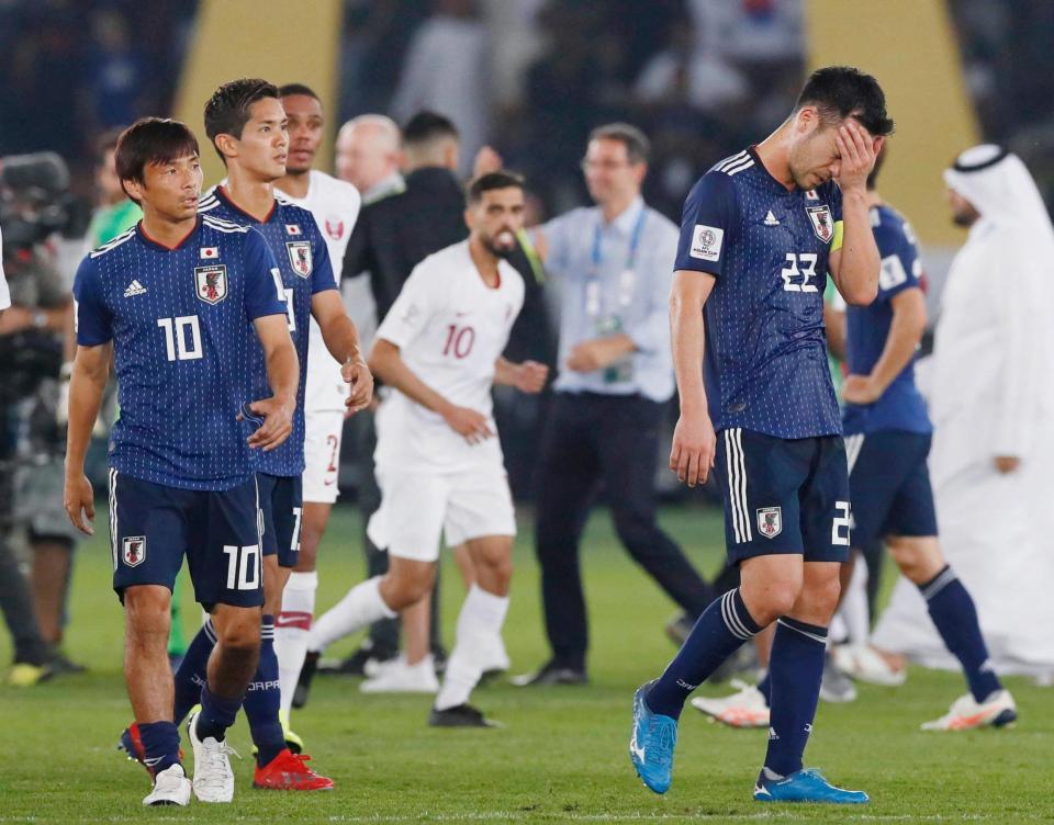 サッカーアジア・カップ決勝でカタールに敗れ、うなだれる吉田（手前右）ら日本イレブン＝１日、アブダビ（共同）