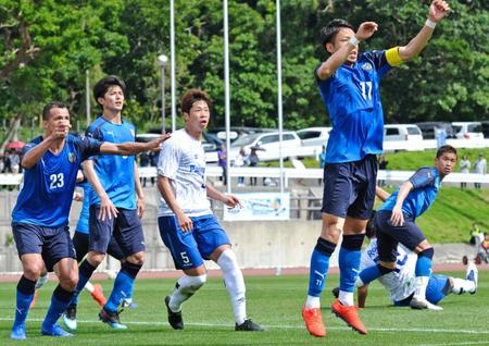 　ゴール前で競り合う川崎・小林（手前右）、レアンドロダミアン（左端）と、Ｇ大阪・三浦（中央）