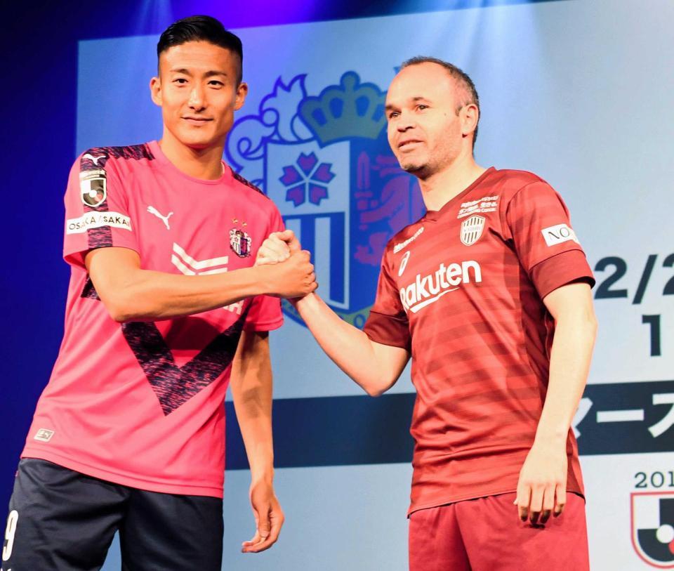 　開幕カードで対戦する神戸・イニエスタ（右）とＣ大阪・都倉がガッチリ握手
