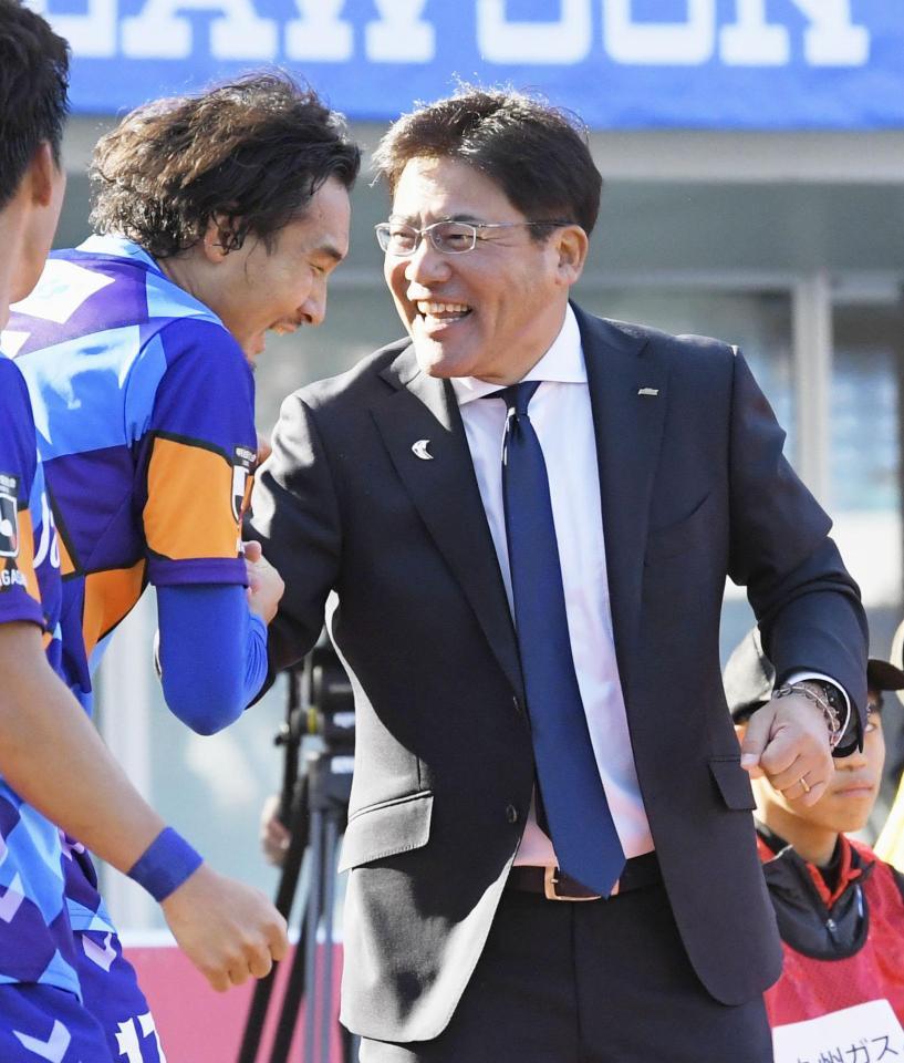 　後半、決勝ゴールを決めた長谷川（左）と喜ぶ長崎の手倉森監督