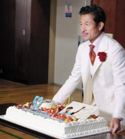 ５２歳を祝うケーキを前にする三浦知良