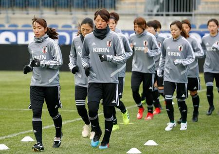 　米国戦に向けて調整する（手前左から）中島、熊谷らサッカー女子日本代表（共同）