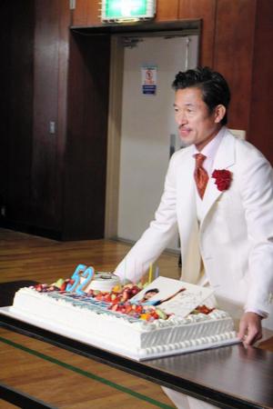 ５２歳を祝うケーキを前にするカズこと三浦知良