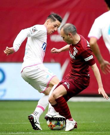 　後半、ボールを奪い合う神戸のイニエスタ（右）と鳥栖のフェルナンドトーレス