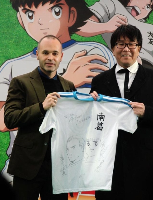 イニエスタ キャプテン翼と 共演 で感激 生みの親 高橋陽一氏と対面 サッカー デイリースポーツ Online
