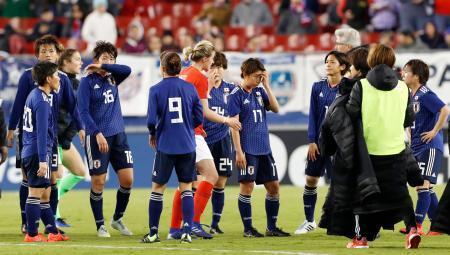 　イングランドに敗れ、肩を落とす日本の選手たち＝タンパ（共同）