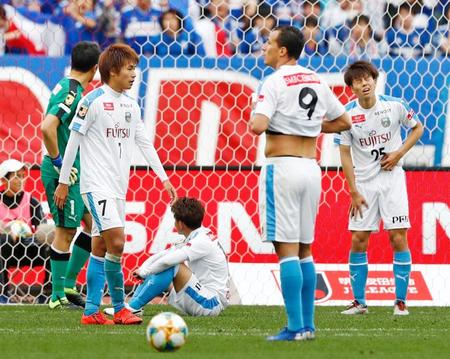 　試合終了間際に同点とされ、肩を落とすレアンドロダミアン（９）ら川崎イレブン（共同）