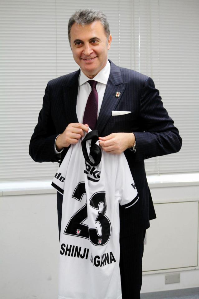 香川真司のユニホームを手に、撮影に応じるベシクタシュのフィクレット・オルマン会長＝ＪＦＡハウス