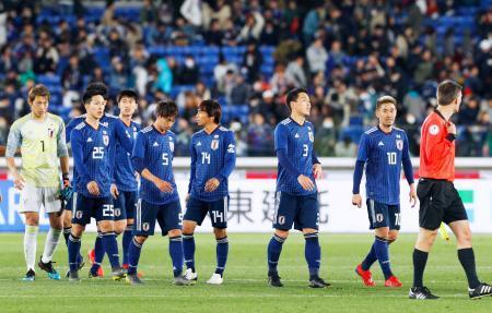 　サッカーの国際親善試合で、コロンビア代表に敗れた香川（右から２人目）ら日本イレブン＝２２日、横浜市の日産スタジアム