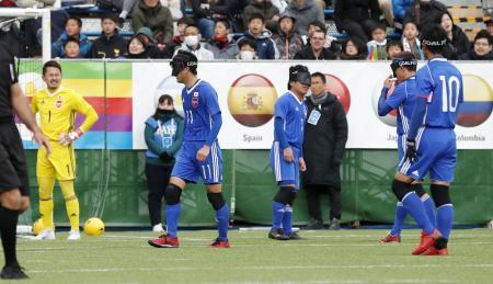 　日本-イングランド　後半、２点目を奪われ、肩を落とす日本の選手たち＝品川区立天王洲公園