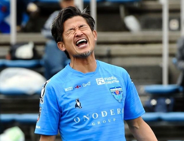　前半、ヘディングシュートを決められず悔しがる横浜ＦＣ・三浦知良（撮影・開出牧）
