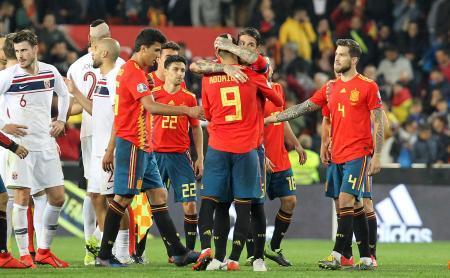 　ノルウェーを退け喜ぶスペインの選手たち＝２３日、バレンシア（ＡＰ＝共同）