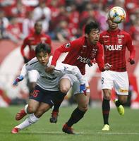 　後半、浦和・青木（中央）と競り合うＦＣ東京・久保建