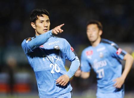 　後半、同点ゴールを決め喜ぶ川崎・知念＝等々力