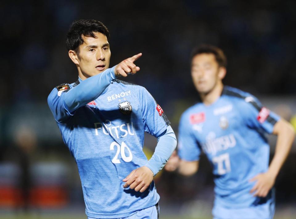 　後半、同点ゴールを決め喜ぶ川崎・知念＝等々力